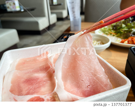 和食のしゃぶしゃぶ料理に使う薄切り豚ロース肉。 和食のしゃぶしゃぶ料理に使う薄切り豚ロース肉。 137701377