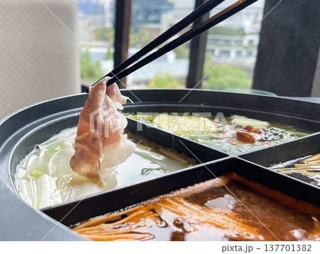 和食のしゃぶしゃぶ。熱いスープで煮込んだ薄切り豚ロース肉。 137701382