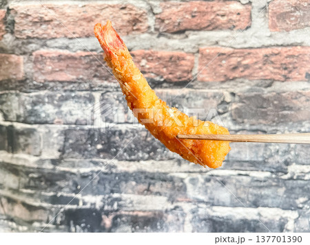 和食の揚げ物料理。カリッと揚げたエビフライ。 和食の揚げ物料理。カリッと揚げたエビフライ。 137701390