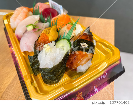 プラスチック容器に入った握り寿司。穴子や白海老、ウニなど。 プラスチック容器に入った握り寿司。穴子や白海老、ウニなど。 137701402