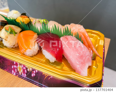 プラスチック容器に入った握り寿司。マグロの赤身や中トロ、サーモンなど。 137701404