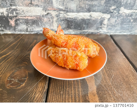 和食の揚げ物料理。カリッと揚げたエビフライ。 137701410