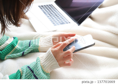 スマートフォンを使う女性　フリーランス 137701669