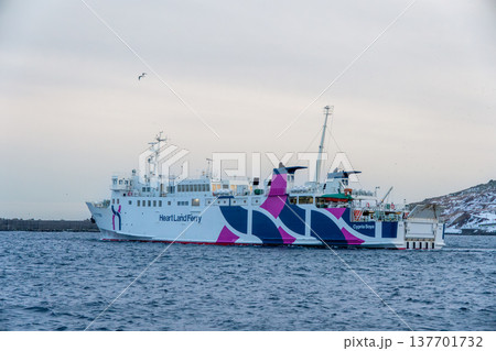 礼文島、香深港を出航するハートランドフェリーと利尻富士の絶景 137701732