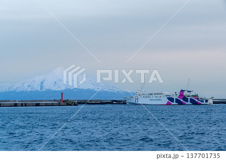 礼文島、香深港を出航するハートランドフェリーと利尻富士の絶景 137701735