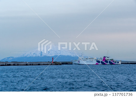 礼文島、香深港を出航するハートランドフェリーと利尻富士の絶景 137701736