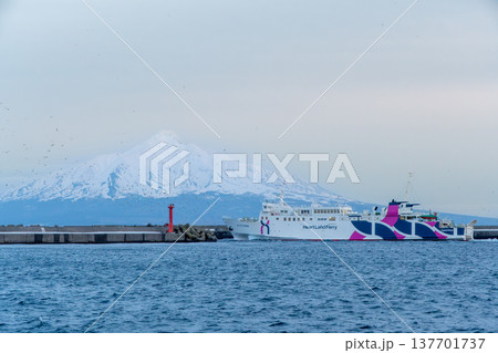 礼文島、香深港を出航するハートランドフェリーと利尻富士の絶景 137701737