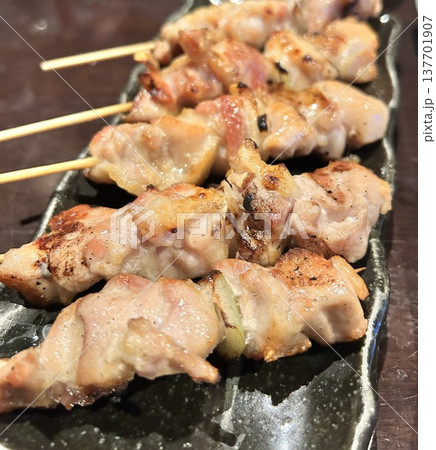 バーベキューで焼いてる焼き鳥 バーベキューで焼いてる焼き鳥 137701907