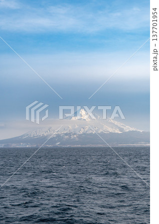 海上から望む冠雪した利尻富士の冬景色 137701954