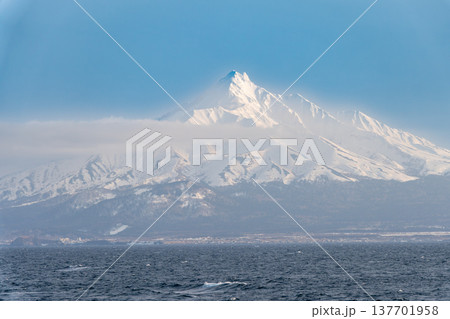 海上から望む冠雪した利尻富士の冬景色 海上から望む冠雪した利尻富士の冬景色 137701958