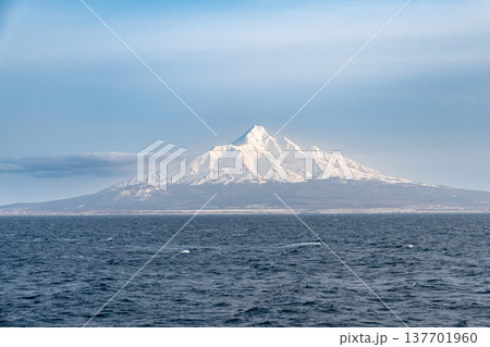 海上から望む冠雪した利尻富士の冬景色 137701960