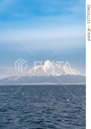 海上から望む冠雪した利尻富士の冬景色 137701962