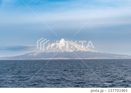 海上から望む冠雪した利尻富士の冬景色 137701965