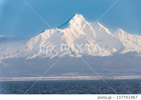 海上から望む冠雪した利尻富士の冬景色 137701967