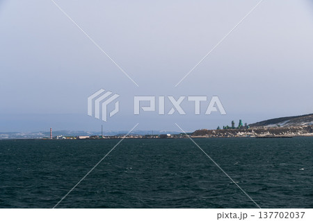 海から眺めるノシャップ岬灯台と広がる日本海の風景 137702037