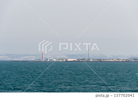 海から眺めるノシャップ岬灯台と広がる日本海の風景 海から眺めるノシャップ岬灯台と広がる日本海の風景 137702041