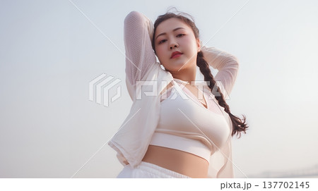 ダイエットをする女性 137702145