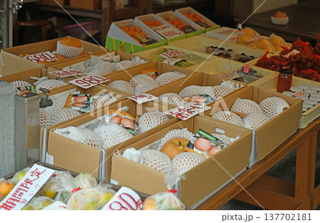 高級梨の新高梨が並ぶ市場の果実店 137702181