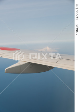 飛行機から望む雪景色の利尻富士の雄大な姿 137702186