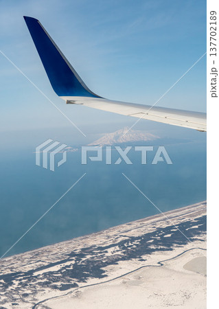 飛行機から望む雪景色の利尻富士の雄大な姿 137702189