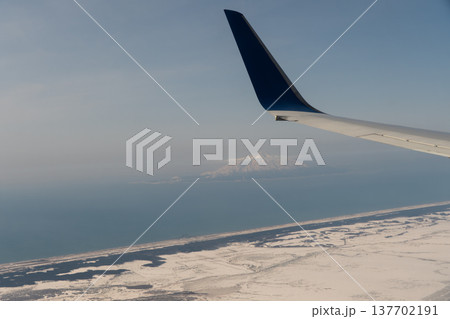 飛行機から望む雪景色の利尻富士の雄大な姿 137702191