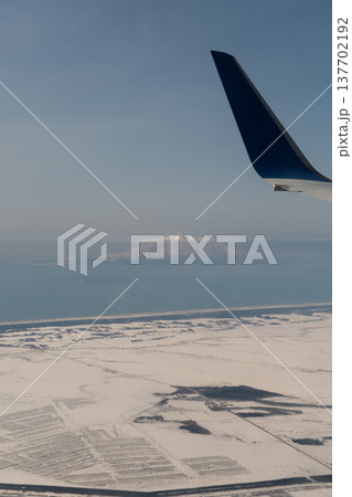 飛行機から望む雪景色の利尻富士の雄大な姿 137702192