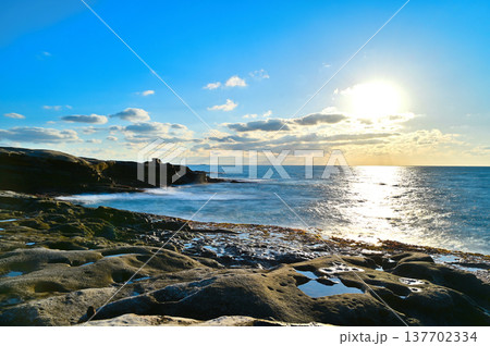 美しい海岸の夕日 137702334