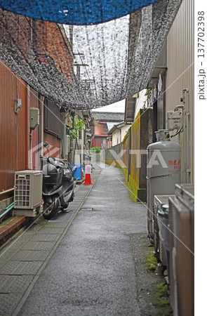 雨降る久礼の漁村 濡れた路地裏と静寂に包まれた古い街並み 雨降る久礼の漁村 濡れた路地裏と静寂に包まれた古い街並み 137702398