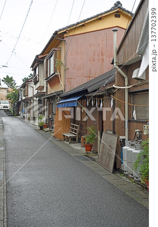 雨降る久礼の漁村 濡れた路地裏と静寂に包まれた古い街並み 137702399