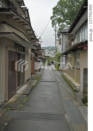雨降る久礼の漁村 濡れた路地裏と静寂に包まれた古い街並み 137702400