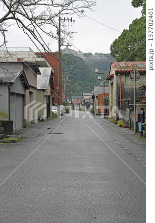 雨降る久礼の漁村 濡れた路地裏と静寂に包まれた古い街並み 137702401