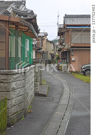 雨降る久礼の漁村 濡れた路地裏と静寂に包まれた古い街並み 雨降る久礼の漁村 濡れた路地裏と静寂に包まれた古い街並み 137702403