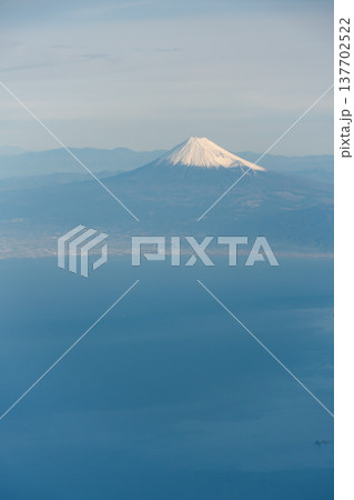 飛行機から望む快晴の富士山の雄大な姿 137702522