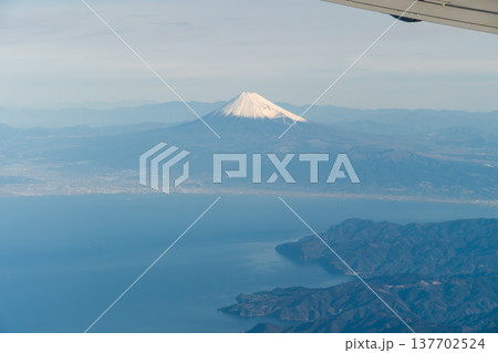 飛行機から望む快晴の富士山の雄大な姿 137702524
