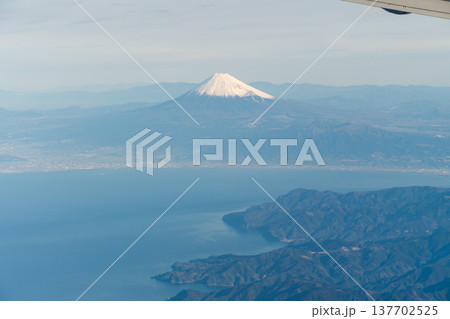 飛行機から望む快晴の富士山の雄大な姿 137702525