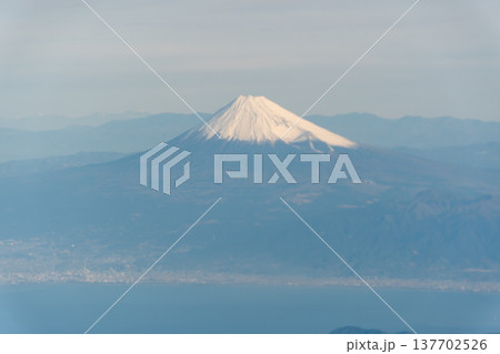 飛行機から望む快晴の富士山の雄大な姿 137702526