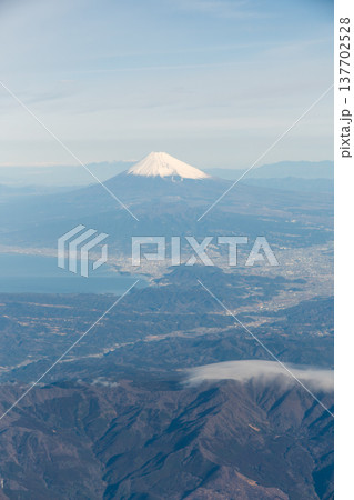 飛行機から望む快晴の富士山の雄大な姿 137702528