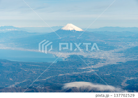 飛行機から望む快晴の富士山の雄大な姿 飛行機から望む快晴の富士山の雄大な姿 137702529