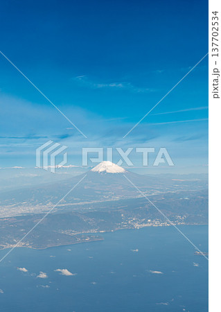 飛行機から望む快晴の富士山の雄大な姿 137702534
