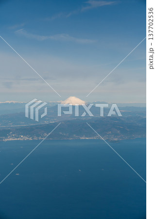 飛行機から望む快晴の富士山の雄大な姿 飛行機から望む快晴の富士山の雄大な姿 137702536