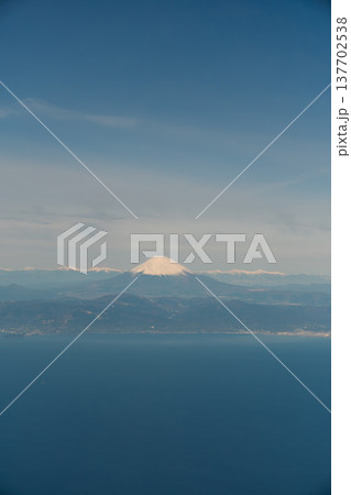 飛行機から望む快晴の富士山の雄大な姿 137702538