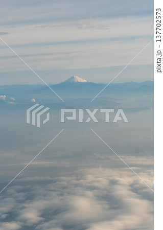 飛行機から望む快晴の富士山の雄大な姿 飛行機から望む快晴の富士山の雄大な姿 137702573