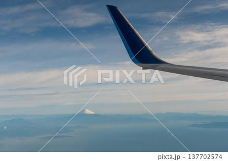 飛行機から望む快晴の富士山の雄大な姿 飛行機から望む快晴の富士山の雄大な姿 137702574