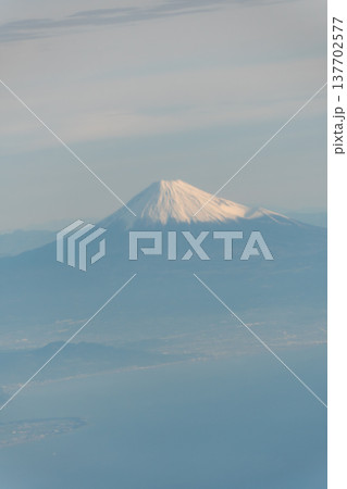 飛行機から望む快晴の富士山の雄大な姿 飛行機から望む快晴の富士山の雄大な姿 137702577