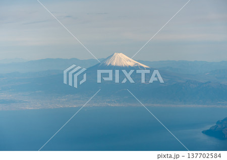 飛行機から望む快晴の富士山の雄大な姿 飛行機から望む快晴の富士山の雄大な姿 137702584
