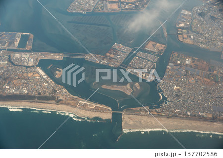 上空から眺める浜名湖と海がつながる今切口周辺の景観 137702586