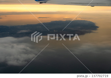 航空機から見下ろす知多半島の地形と美しい日の出の光景 航空機から見下ろす知多半島の地形と美しい日の出の光景 137702719