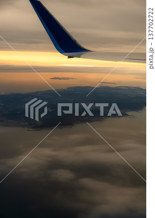 航空機から見下ろす知多半島の地形と美しい日の出の光景 137702722