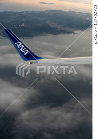 航空機から見下ろす知多半島の地形と美しい日の出の光景 137702723
