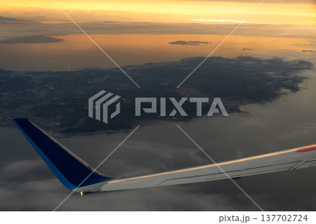航空機から見下ろす知多半島の地形と美しい日の出の光景 137702724